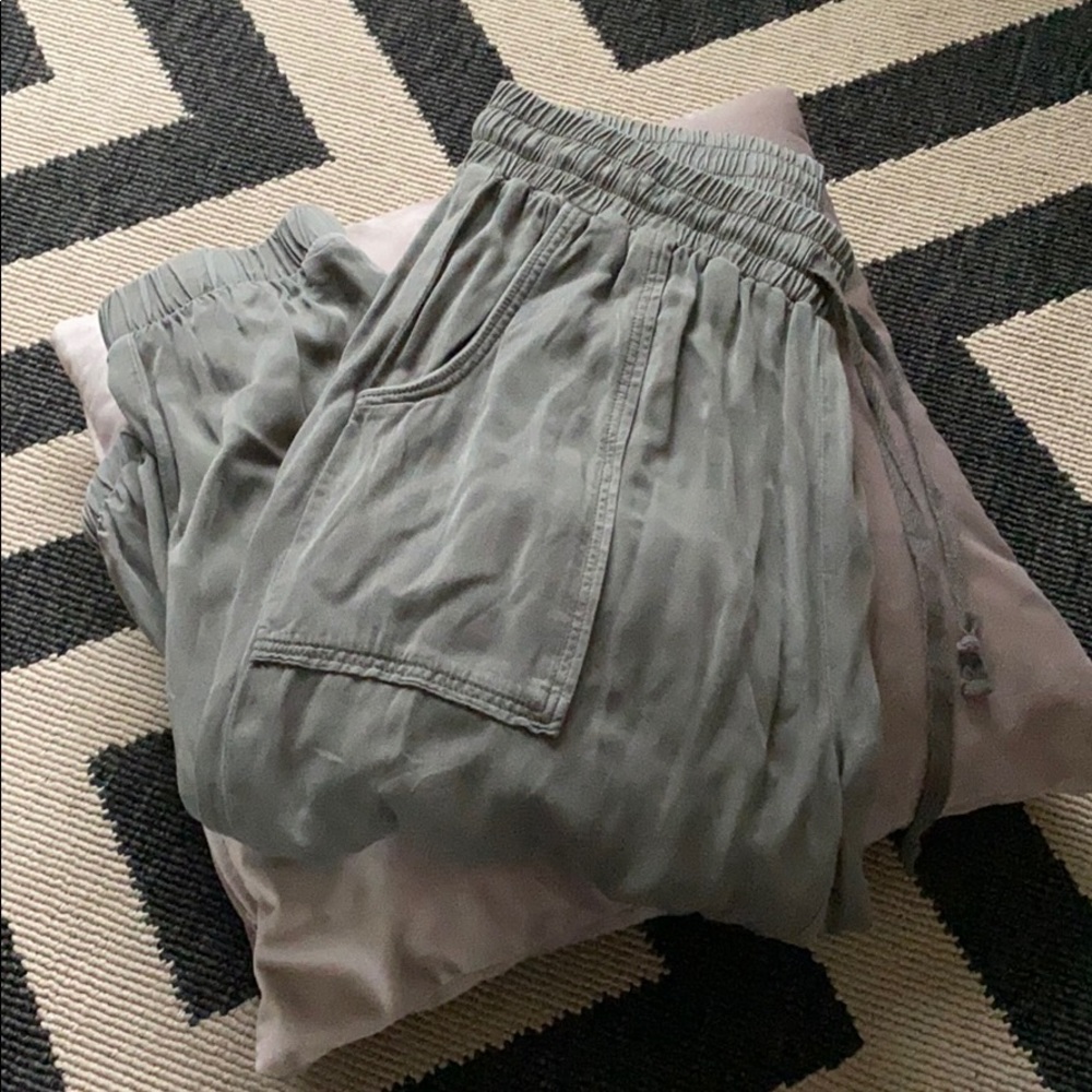 AMERICAN EAGLE OLIVE JOGERS